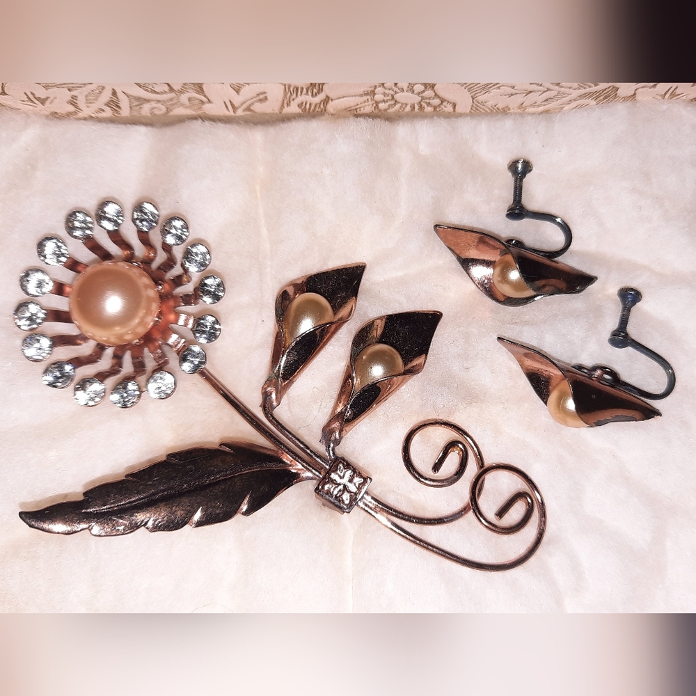 Vintage Retro Copper Tone Floral Brooch & Earrings